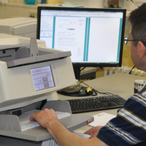 Ansicht eines Arbeitsplatzes mit Aktenscanner