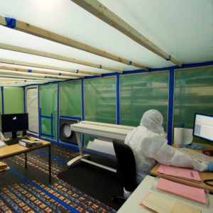 Ansicht eines Schwarzraums mit Arbeitsplätzen zum Digitalisieren schadstoffbelasteter Dokumente